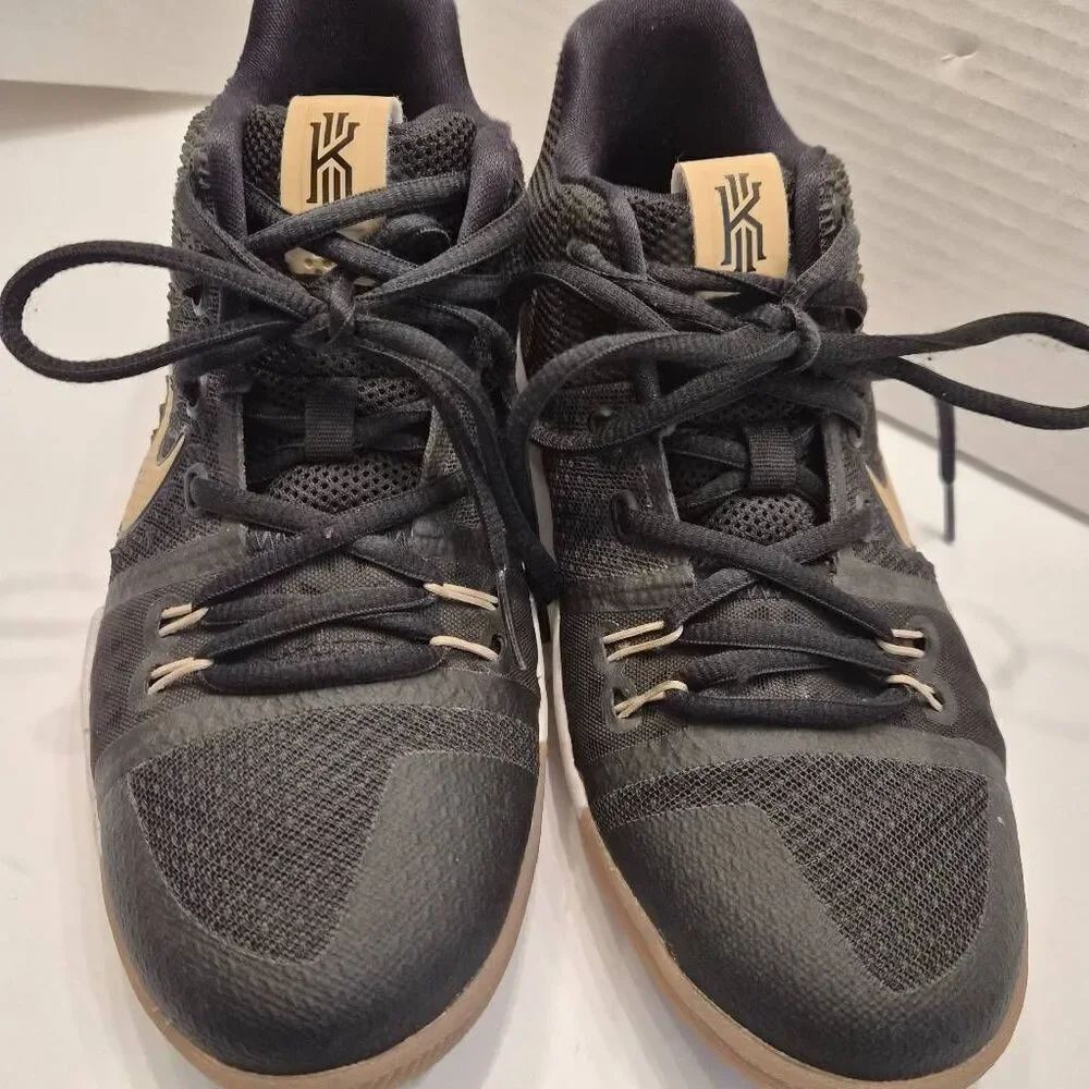 Nike Kyrie Unisex Indoor Basketball Shoes: Size Y5: Great condition, worn 2x